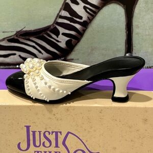 Vintage ❤️Collectible: Just The Right Shoe Black and Cream Pearl Mules